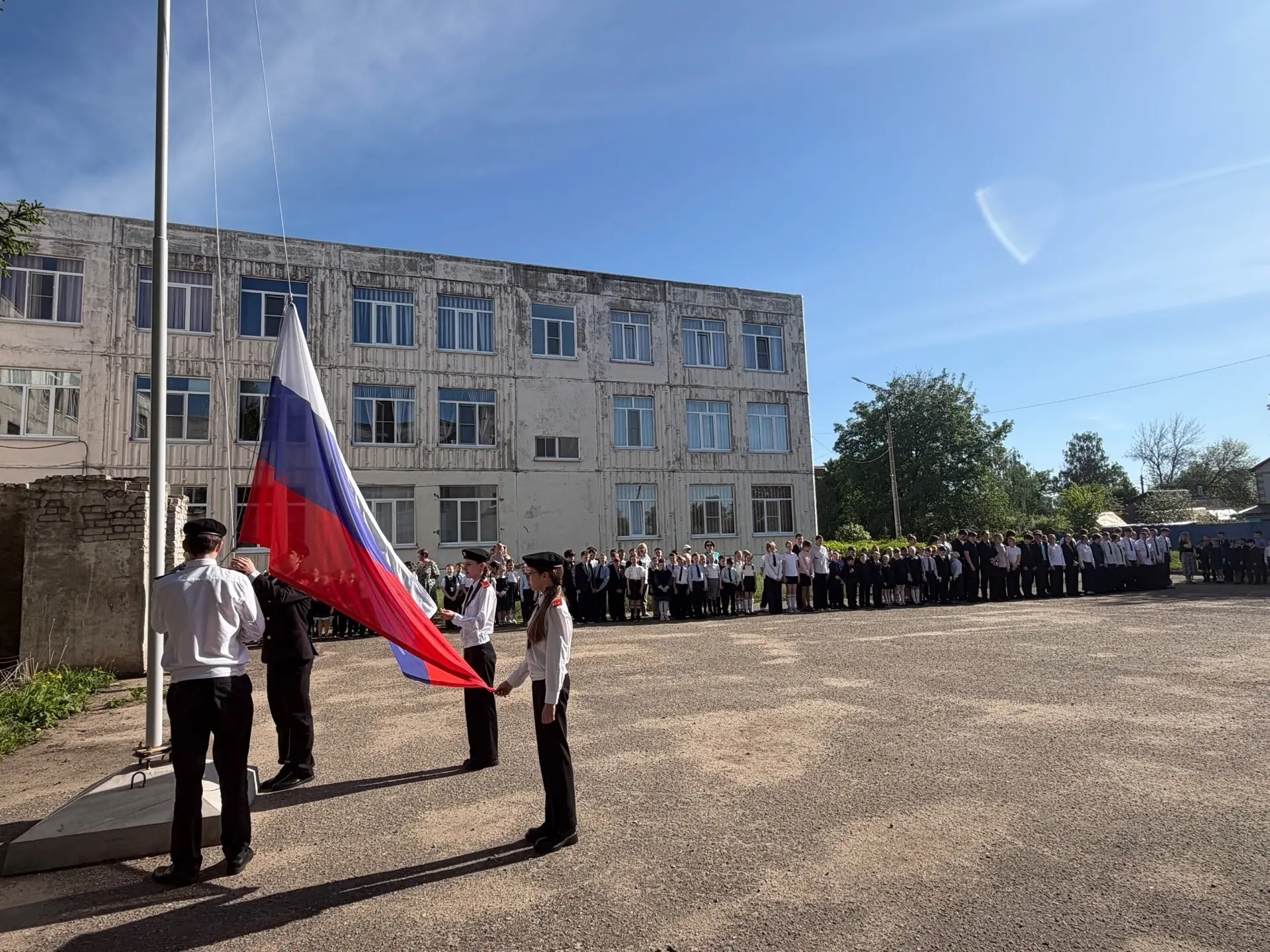 🇷🇺 Еженедельная линейка 🇷🇺

Последняя учебная неделя традиционно началась с поднятия государстве