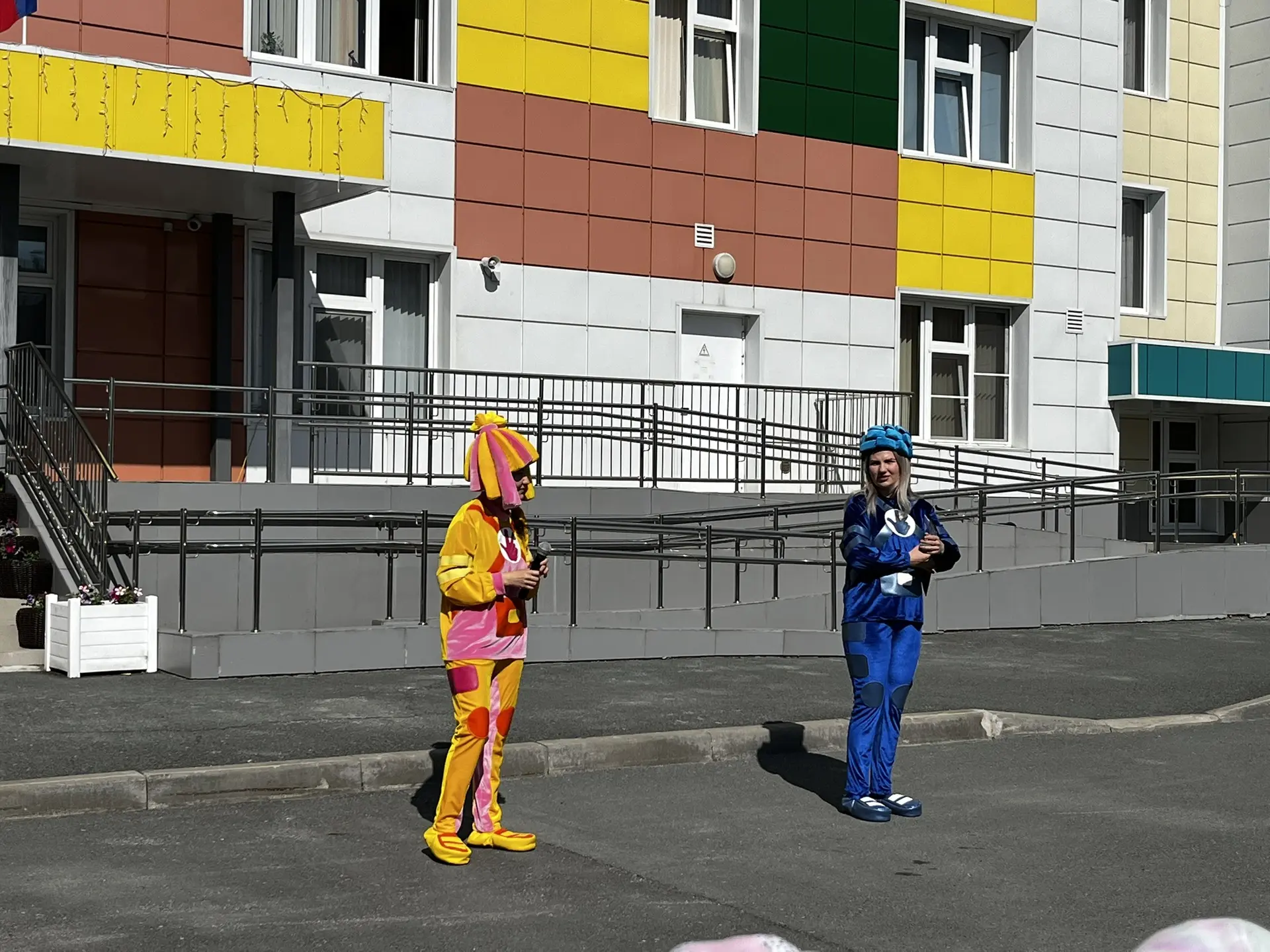 🌈 В детском саду ярко прошёл День защиты детей!

К ребятам в гости пришли Нолик и Симка — устроили 