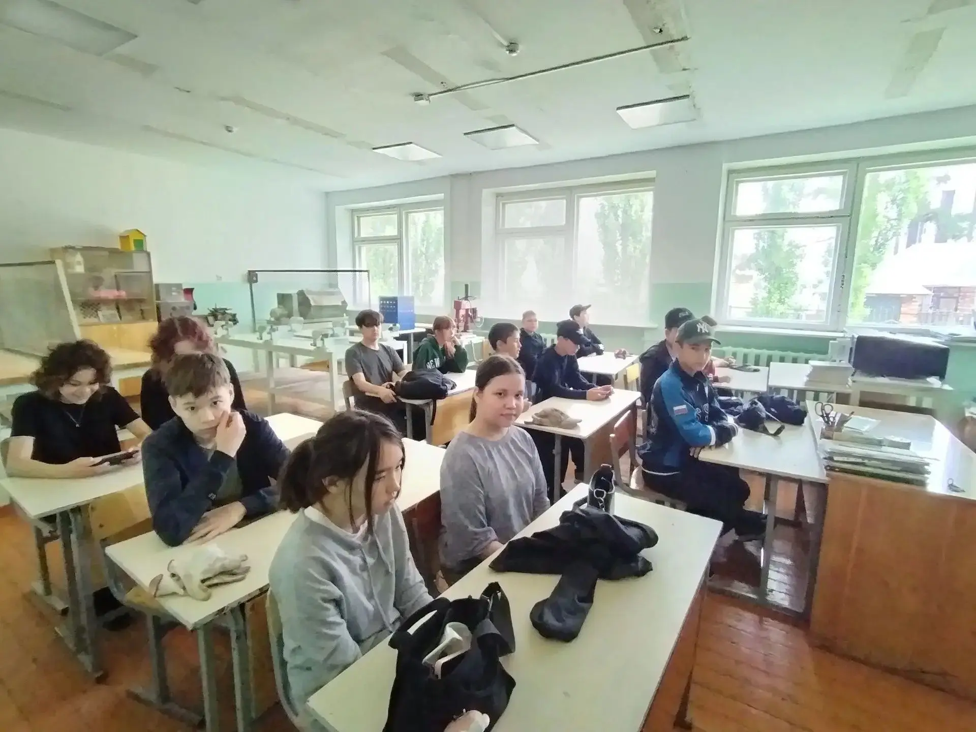 #ЛТО 
#день18 
🌈Сегодня мы выполняли работу по благоустройству на территории гимназии 🌼🌸🌺 А такж