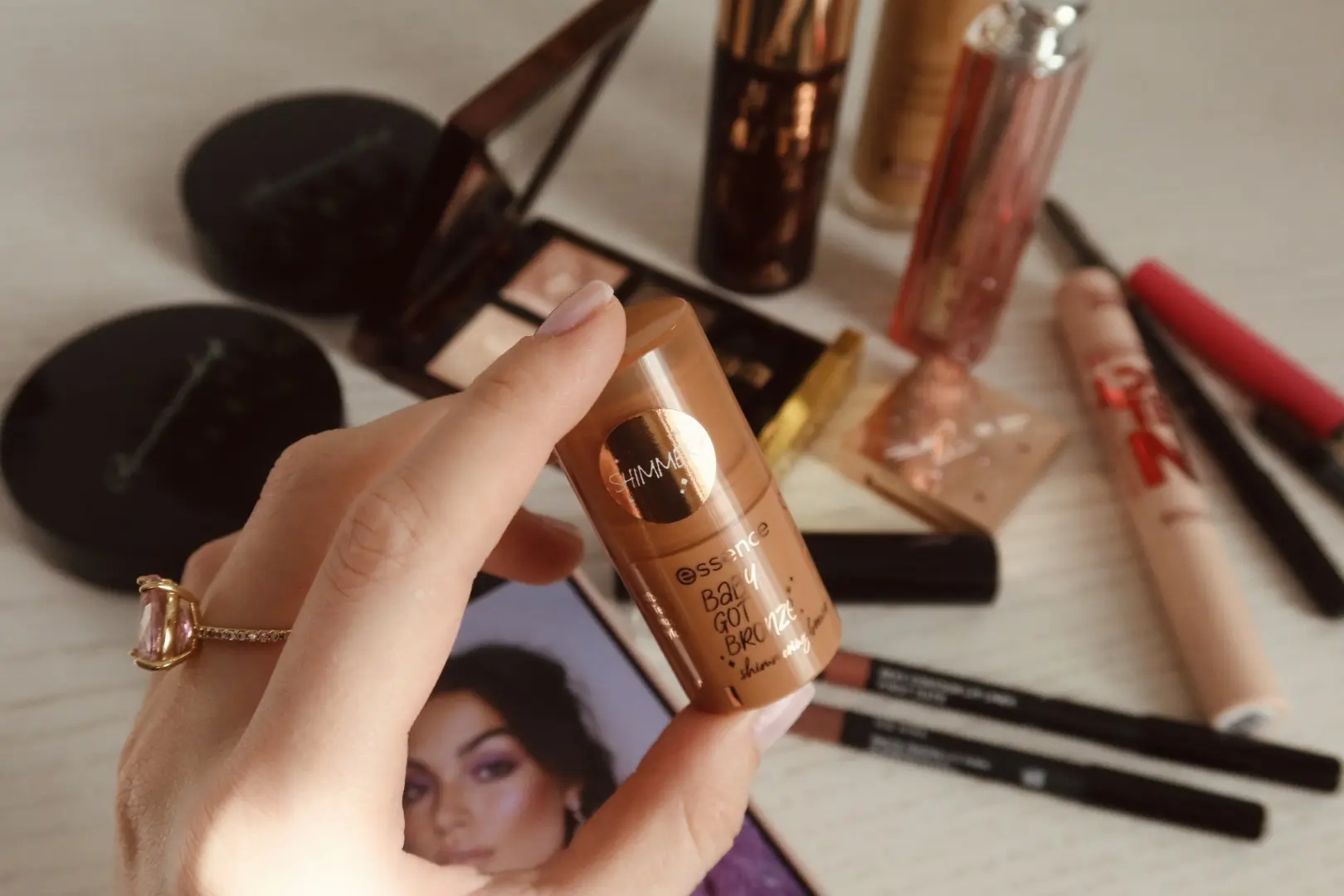 Бронзер с ароматом шоколада 🍫

Этот сияющий малыш от essence в оттенке 10 «Golden Hour» красиво лож
