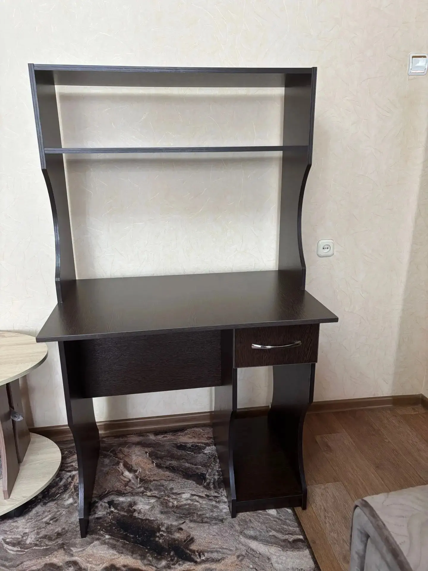 Продаю компьютерный стол. Цена 5 тысяч. Самовывоз. 89044415066