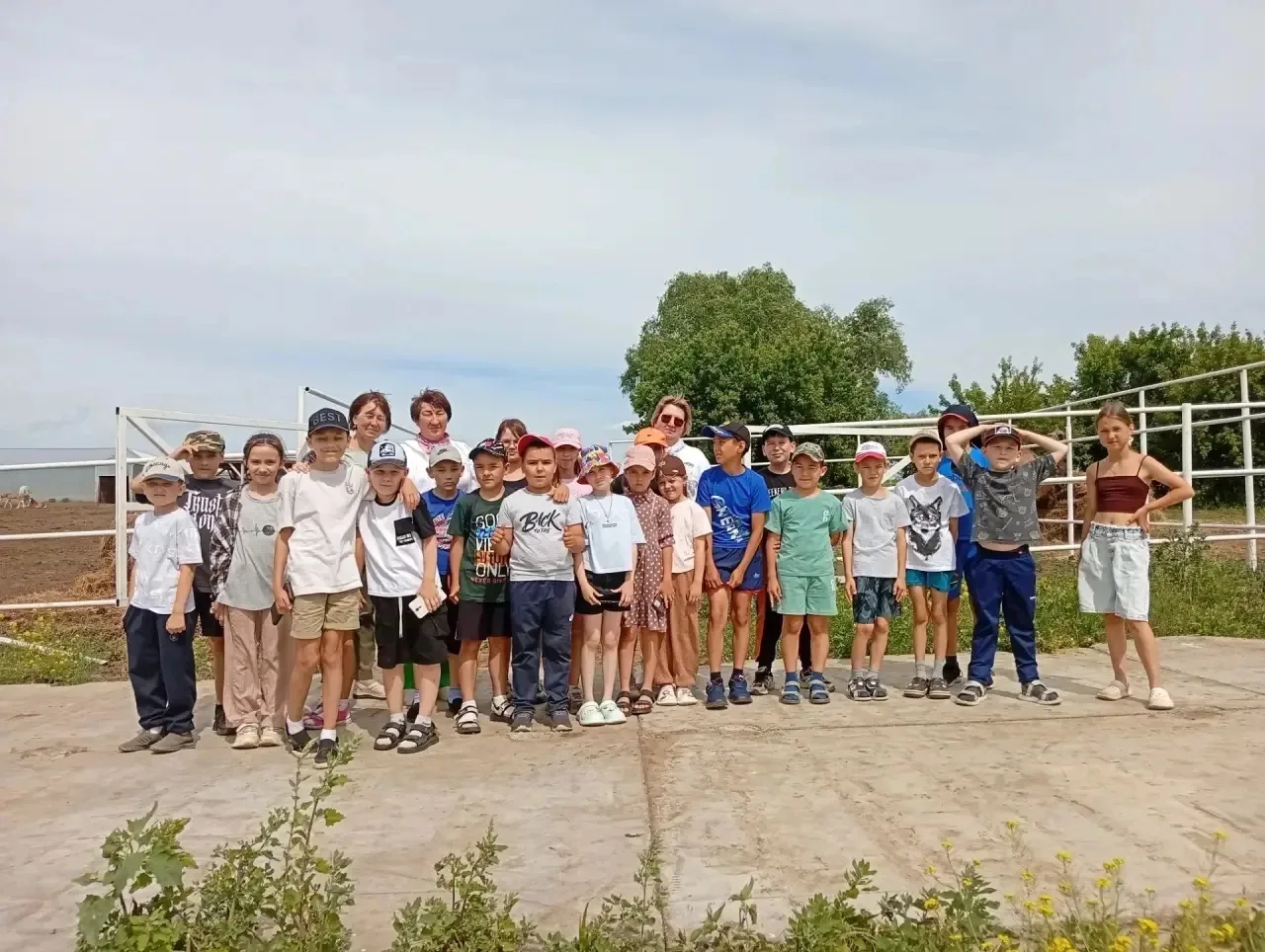 Бүген лагерьга йөрүче балалар Уразлы авылында урнашкан экофермага сәяхәткә бардылар.Укучылар төрле т