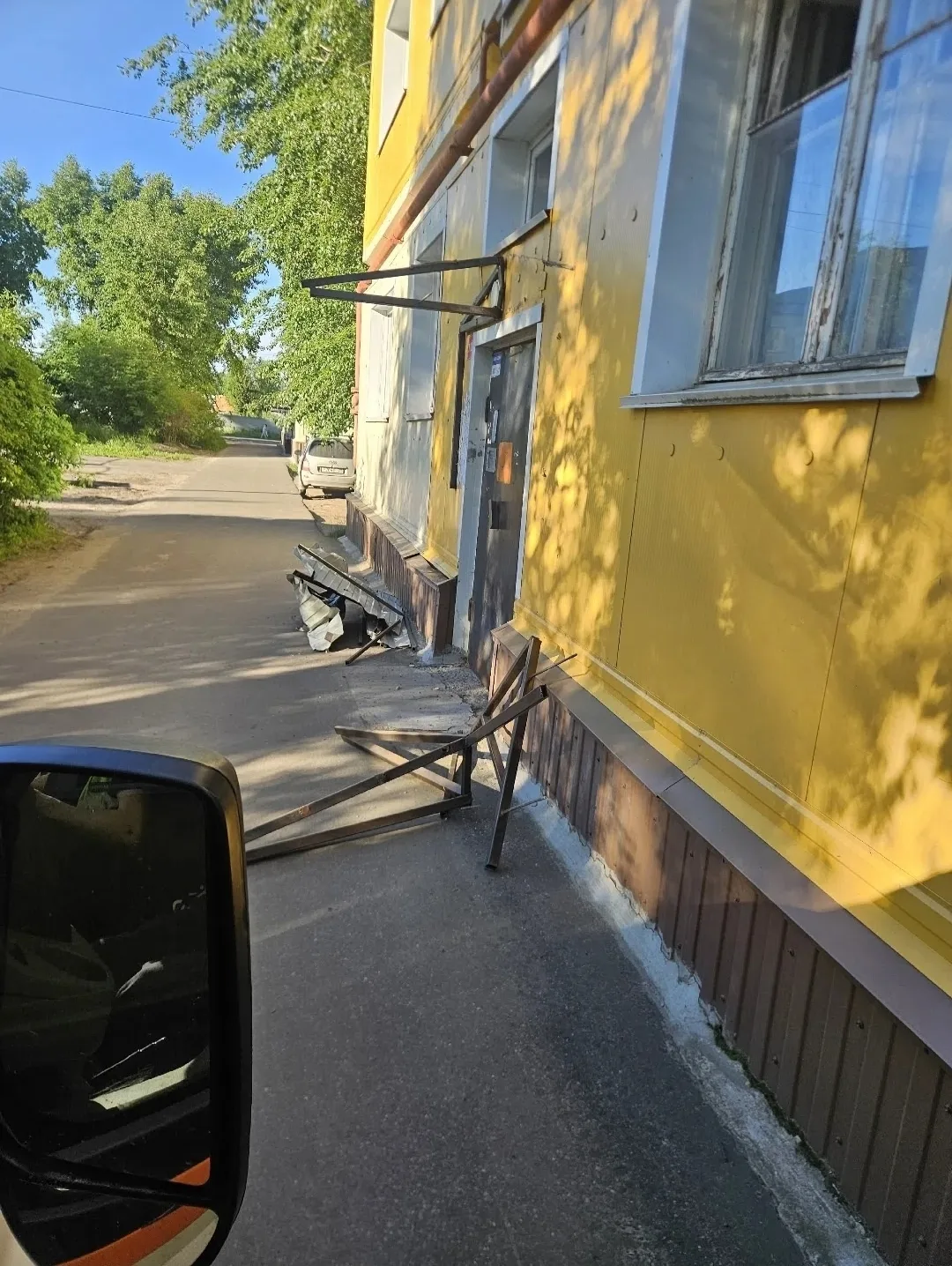 😨В Северодвинске автомобиль снес козырек над подъездом жилого дома

‼️В Службу спасения Северодвинс