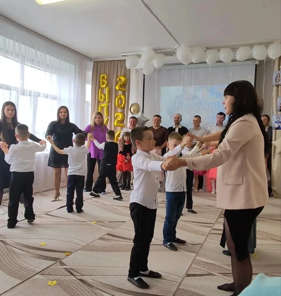 Сегодня в нашем саду прошёл долгожданный выпускной! 
Этот день запомнится всем: он был наполнен радо