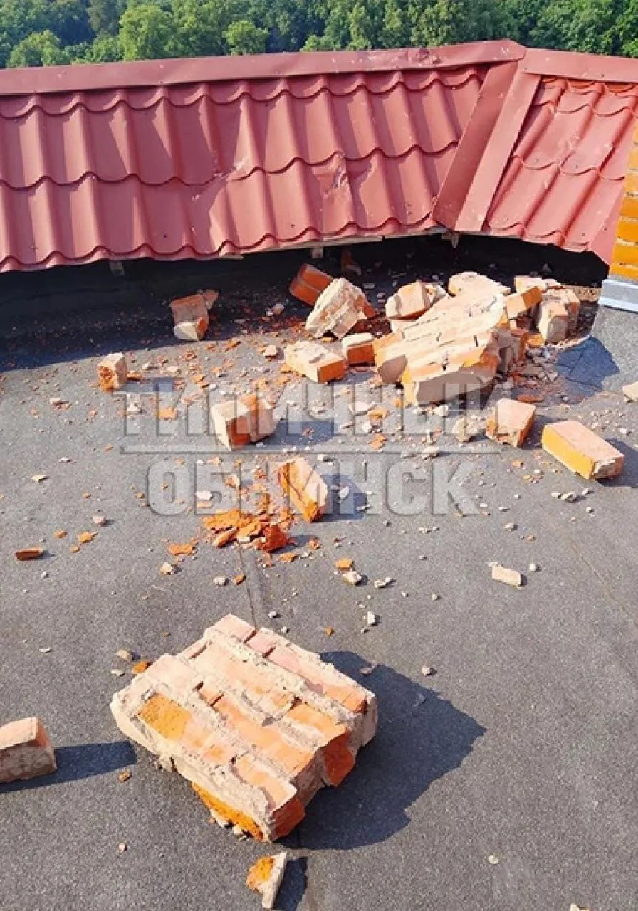 ⚡️Молния ударила в жилой дом на Белкинской, 29

Последствия оказались серьёзными: ударом разрушило в