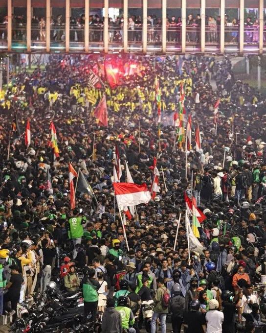Массовые протесты прошли в Индонезии на фоне подорожания бензина

С 10 июня бензин марки Pertamax, с