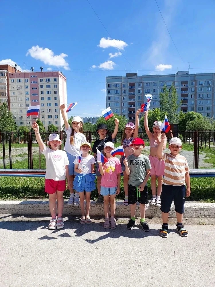 В школьном лагере «Родничок» ярко и весело прошли дни, посвящённые грядущему Дню России! 🇷🇺

Наши 