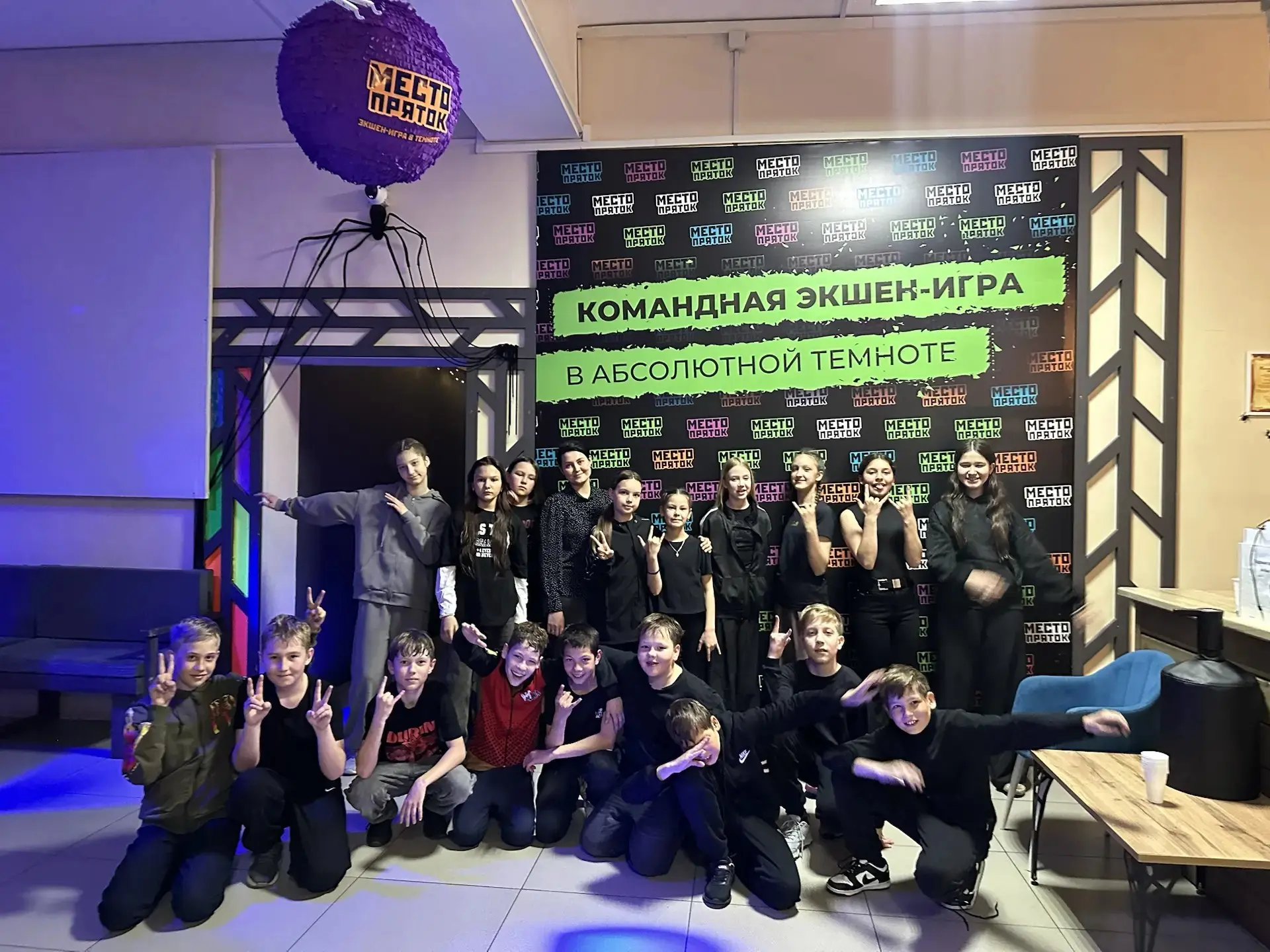 Учащиеся 5Б радуясь тёплой погоде вместе с классным руководителем Жабровской Викторией Викторовной р