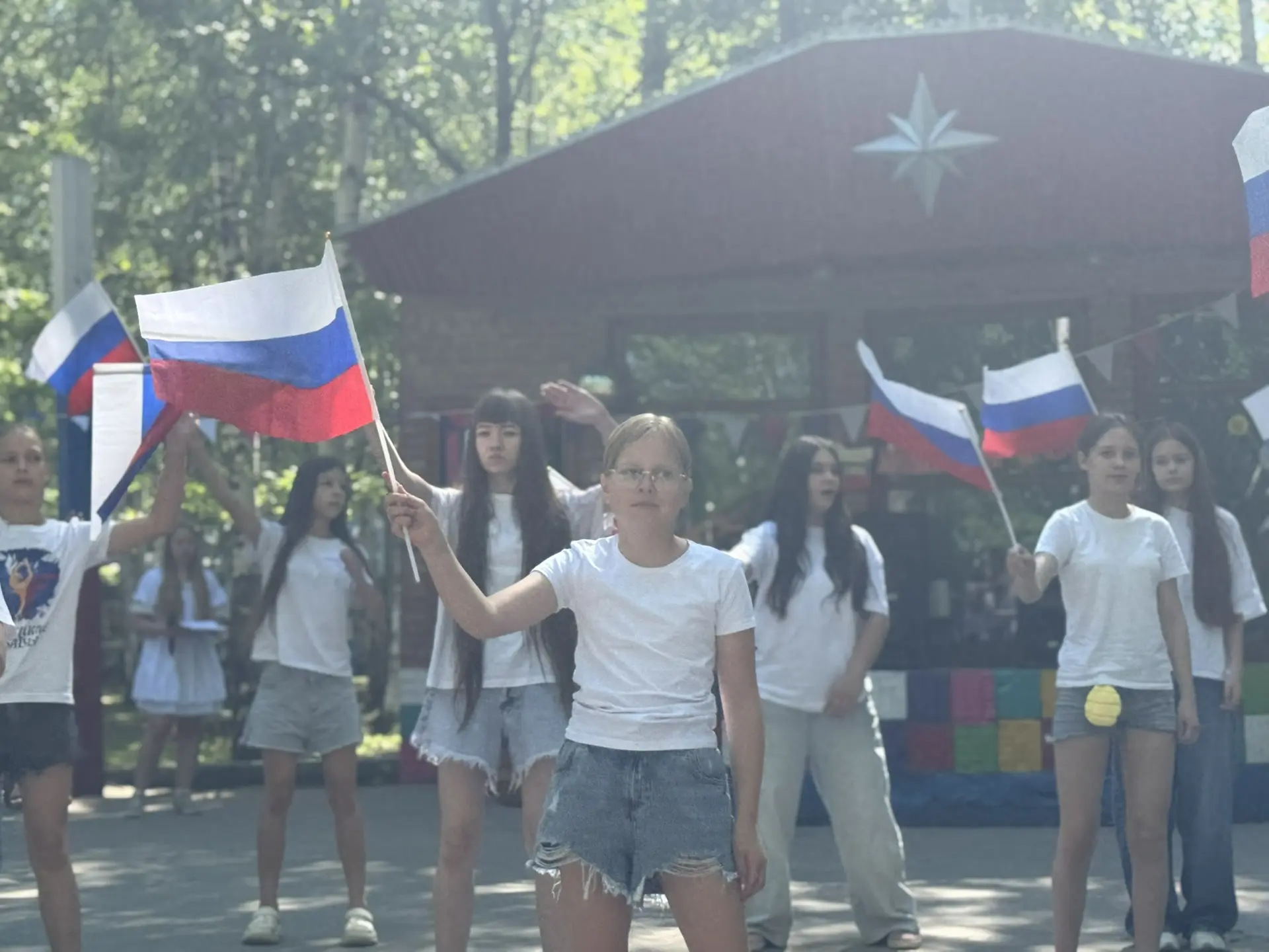 Линейка ко Дню России в «Роднике».

В преддверии главного государственного праздника в нашем летнем 