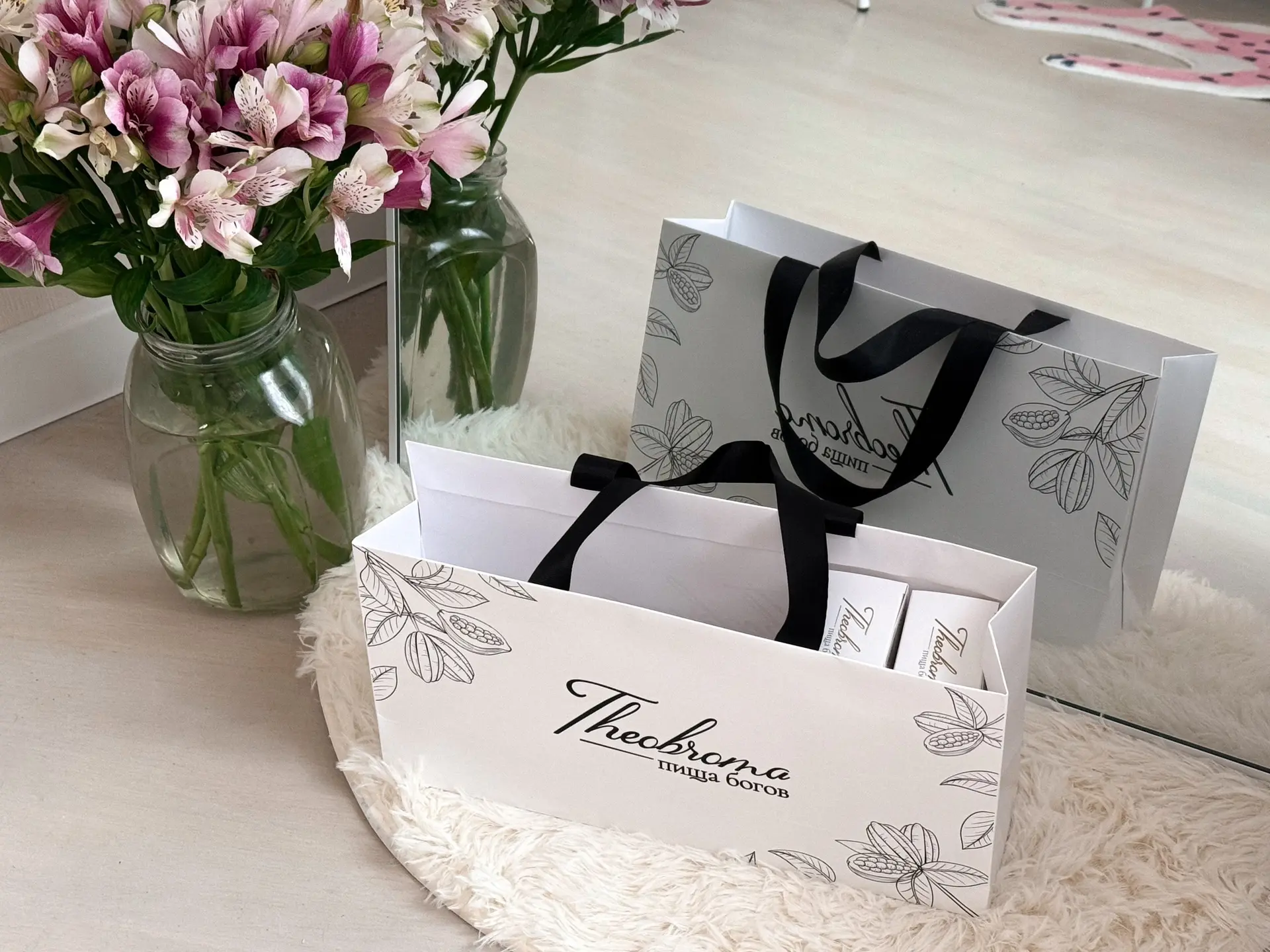 Уже рассказывала вам про свою любовь к натуральному шоколаду Theobroma «Пища Богов»! И вот опять не 