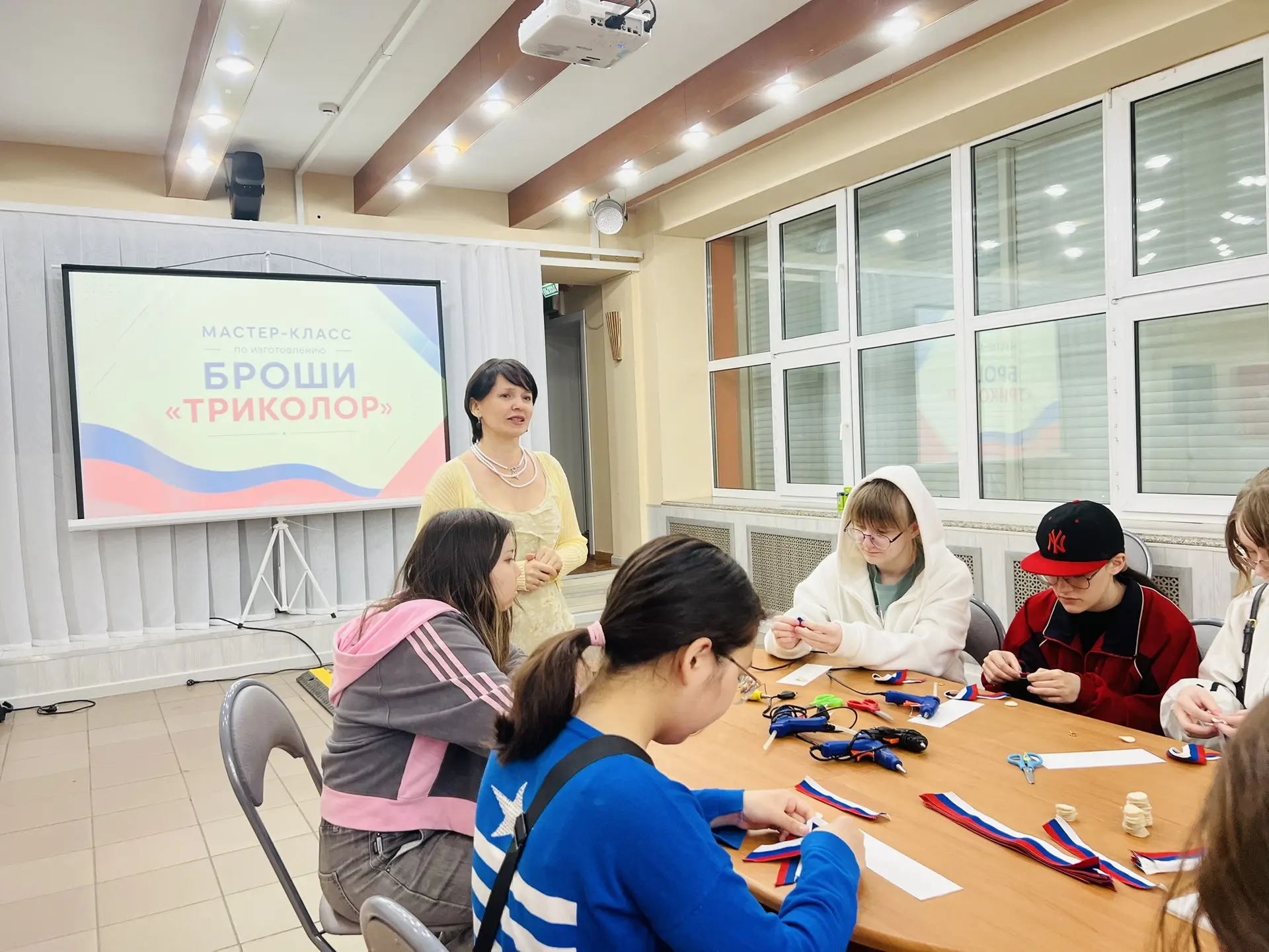 🇷🇺 Три цвета Родины — символ нашей гордости! 

🎨 Сегодня в районном Центре досуга состоялся масте