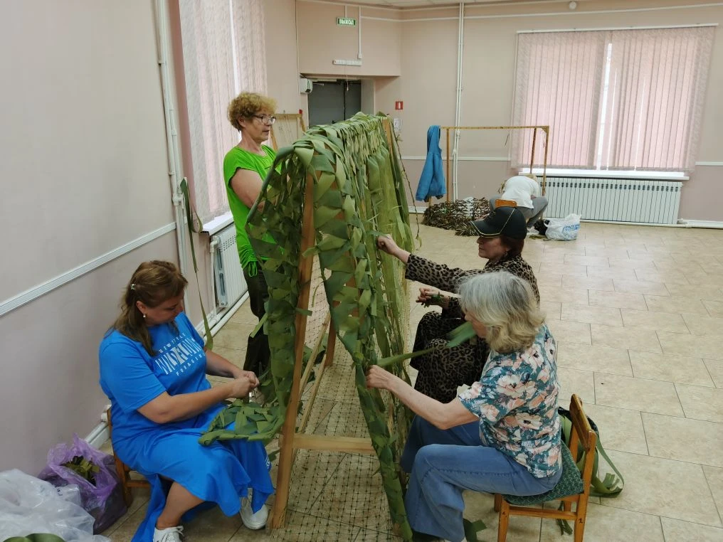 Натянули новое сетеполотно. 🤗 Катя плела костюм Лешего. 🤗