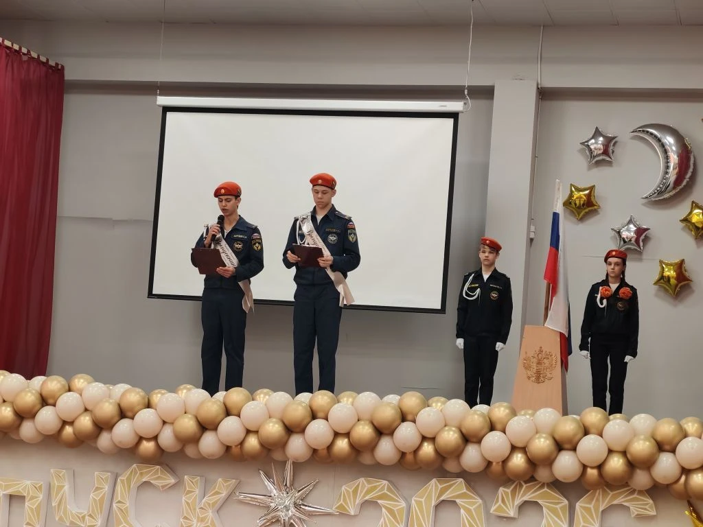 Сегодня в нашей школе прозвучал последний звонок, для девятых классов прошло торжественное мероприят