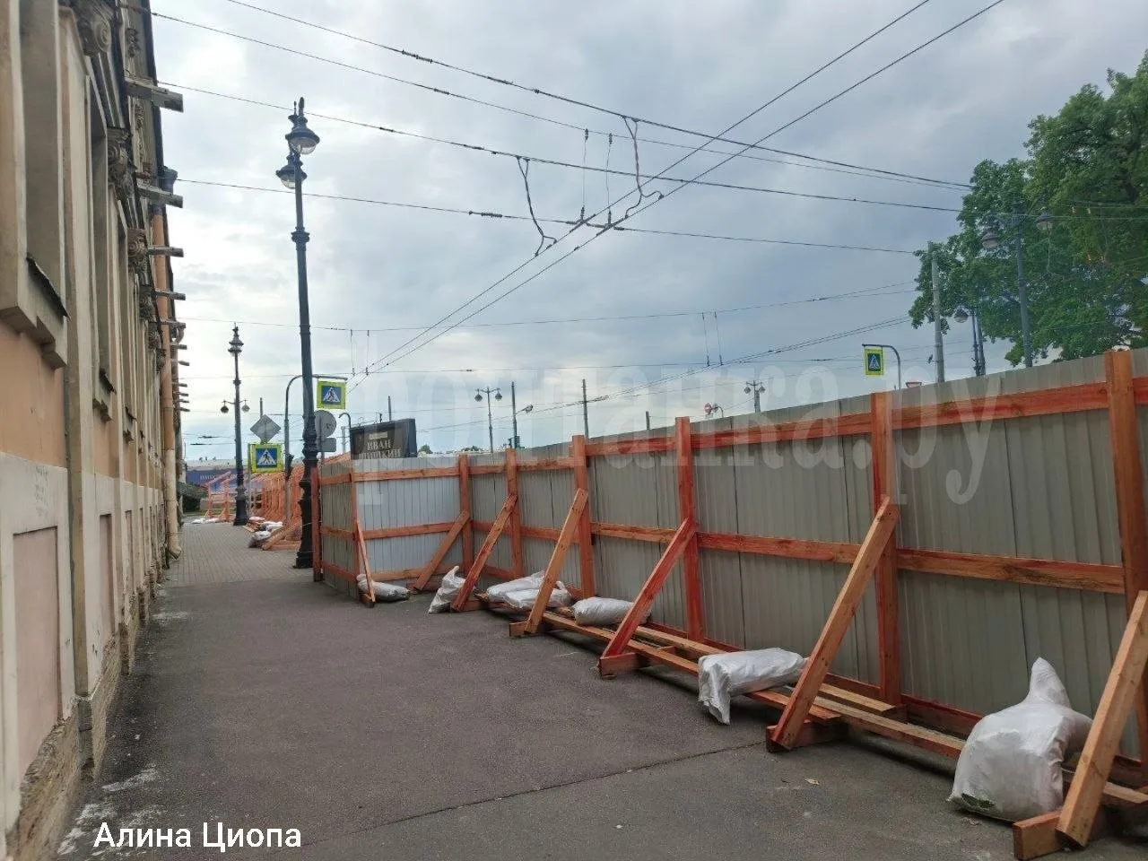 Первый кадетский корпус на Кадетской линии, 1–3, огородили забором. СПбГУ должен отреставрировать па