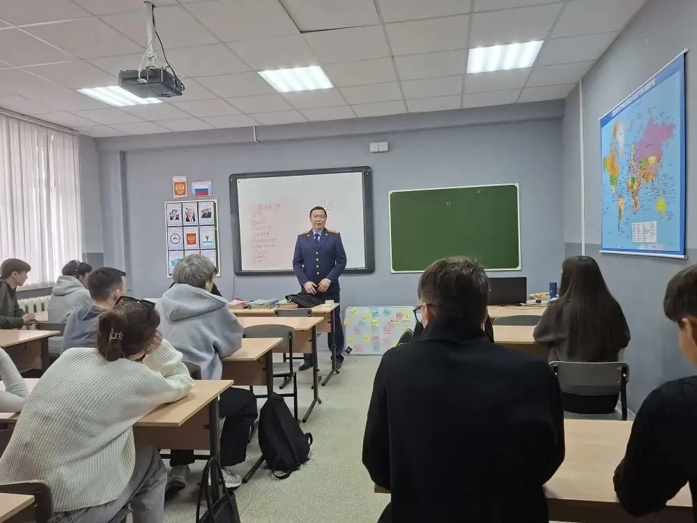 Недавно, среди обучающихся выпускных классов, руководитель следственного отдела по Олекминскому райо