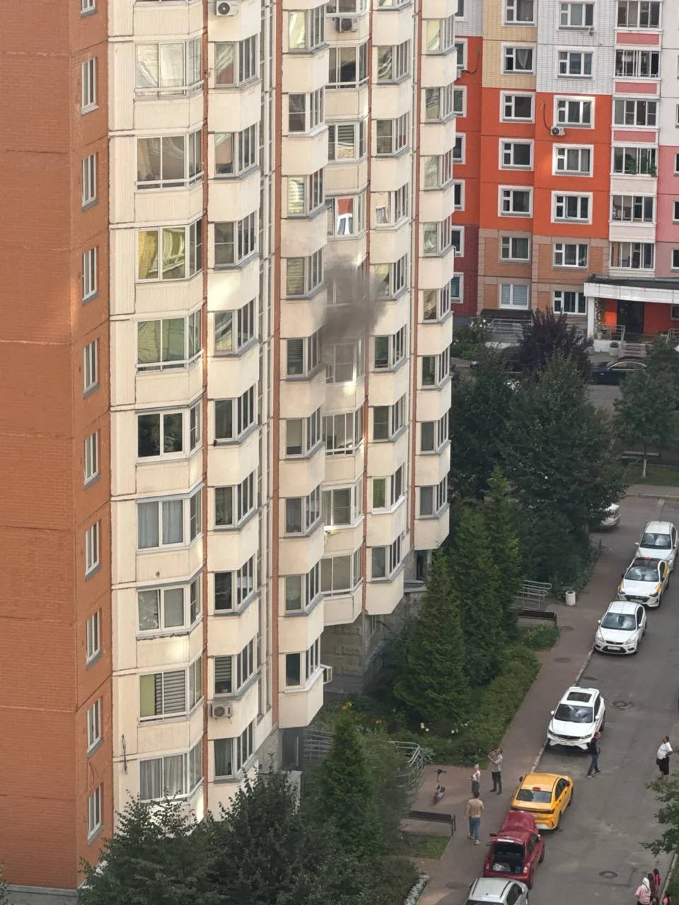 ‼️ Пожар в Дрожжино.

Сильный дым идет из квартиры на ул.Новое шоссе д.12к3 на шестом этаже.

Пожарн