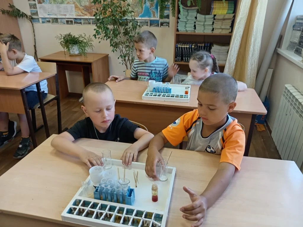 🔬 День химии в пришкольном лагере Синеутёсовского филиала!

Сегодня ребята в нашем лагере погрузили