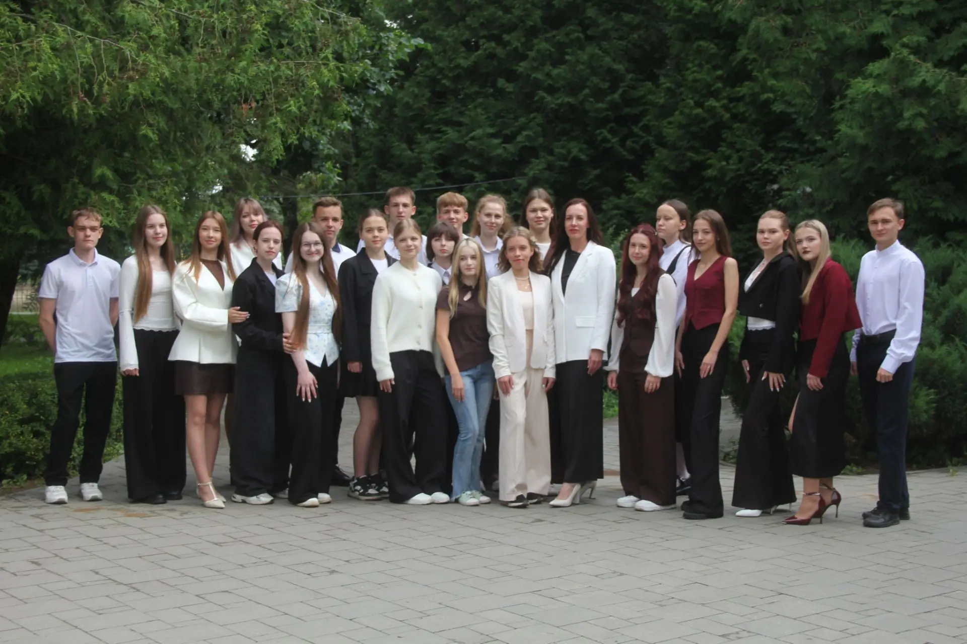 🎓🌟Сегодня в нашем уютном городском летнем саду прошла традиционная, но всегда очень трогательная и