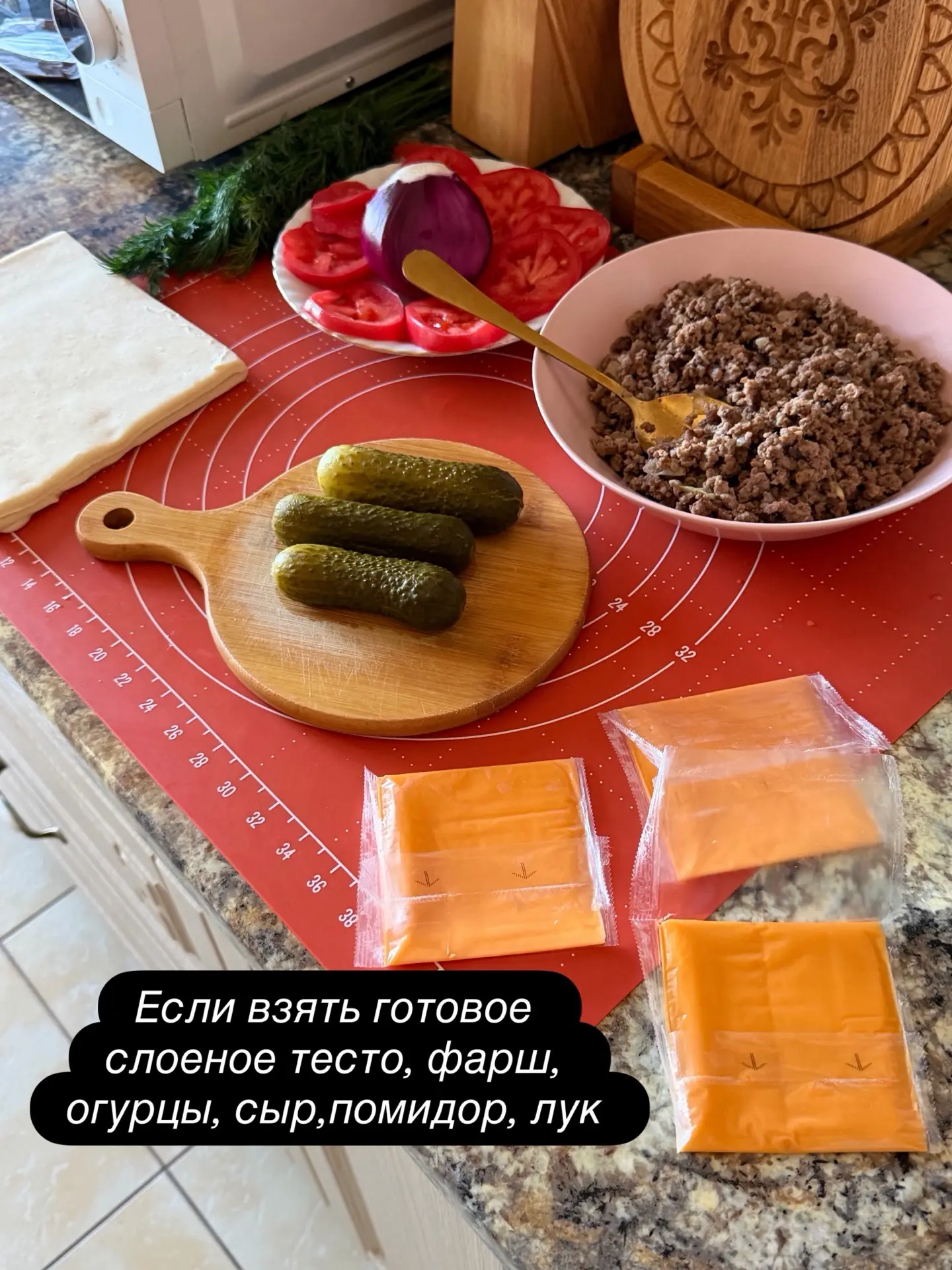 Совет от меня:
Если концы готового слоеного теста очень не хотят защипываться и расходятся, смажьте 