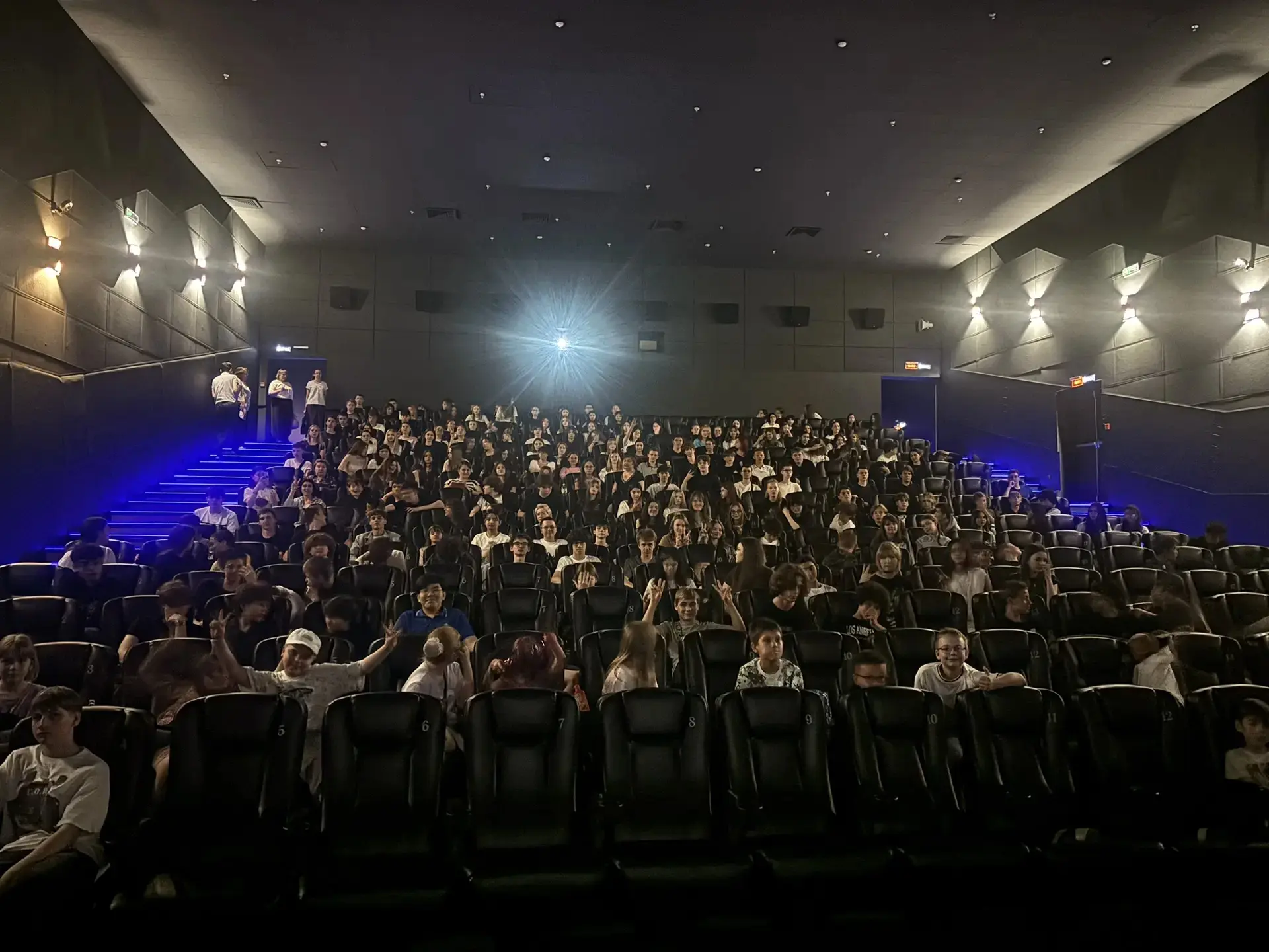 🎬 День кино в нашей школе !

Уходящая неделя ознаменовалась ярким событием школьной жизни учеников 