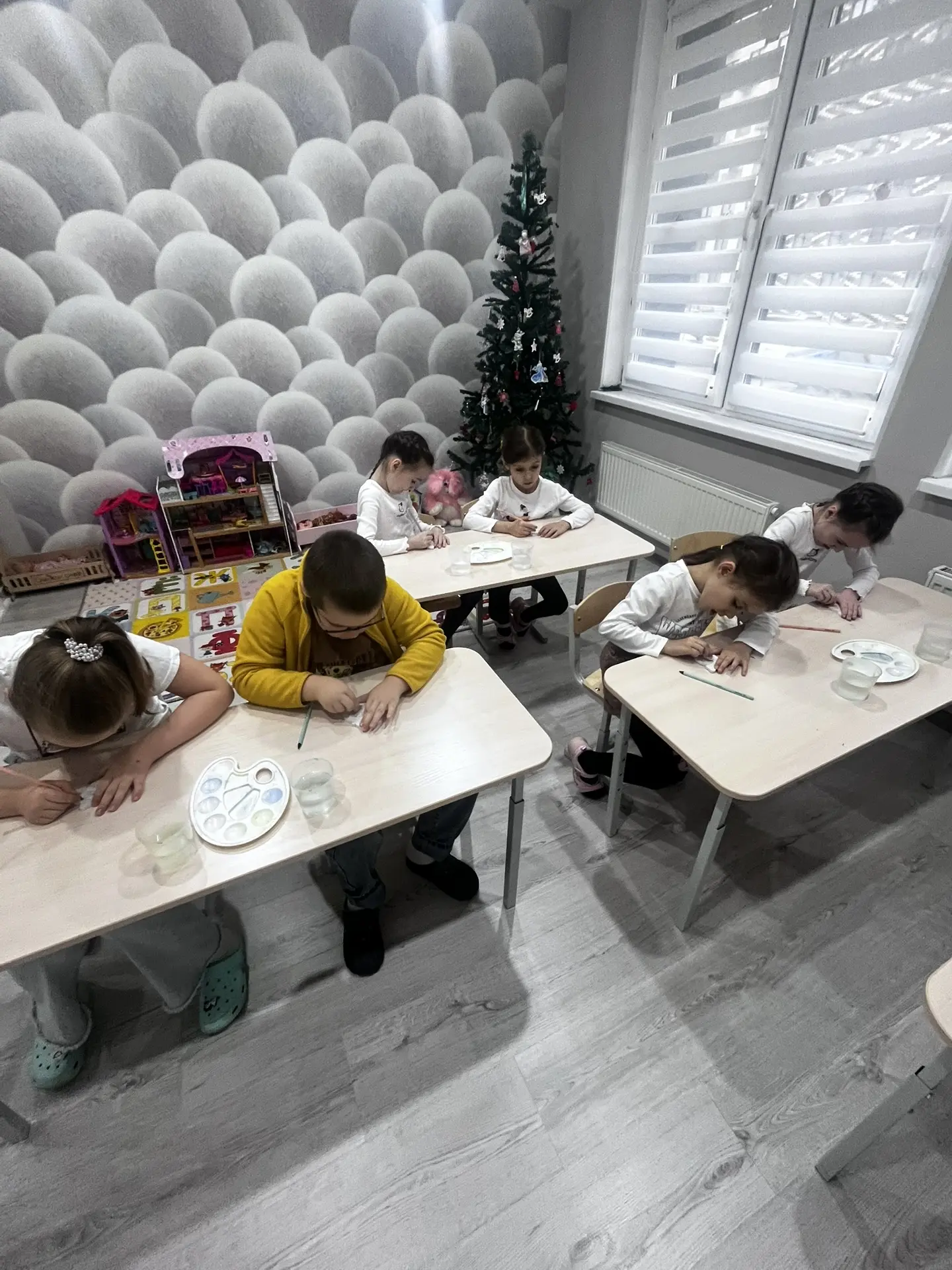 🎨✨ В прошлую субботу мы с детьми погрузились в настоящую новогоднюю магию — на занятии по рисованию
