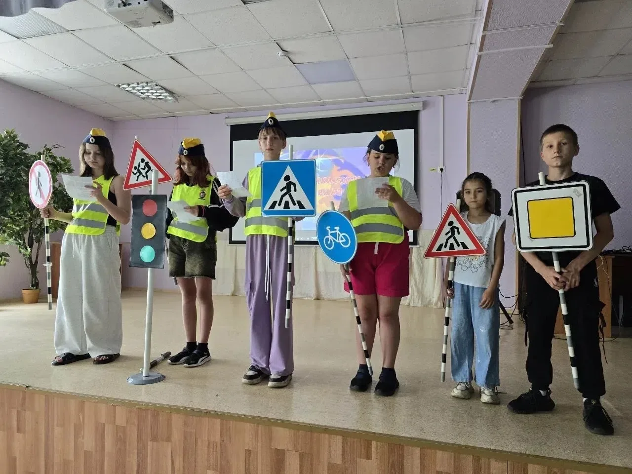 🚦 15 июня в нашем пришкольном лагере прошёл «День ПДД»! Безопасность на дороге — это важно, и мы сд