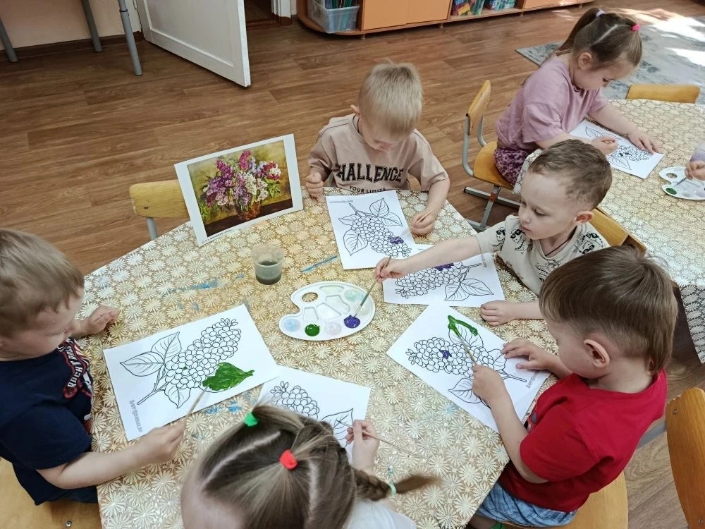 18 мая международный день сирени ☀️
Сирень опять стучит в стекло
Нарядной милой веткой.
И приглашает