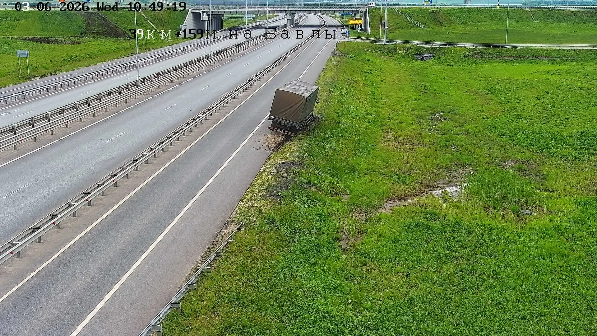Разные инциденты случаются на дороге. Грузовой автомобиль🚚 не учел состояние сырой обочины и заехал