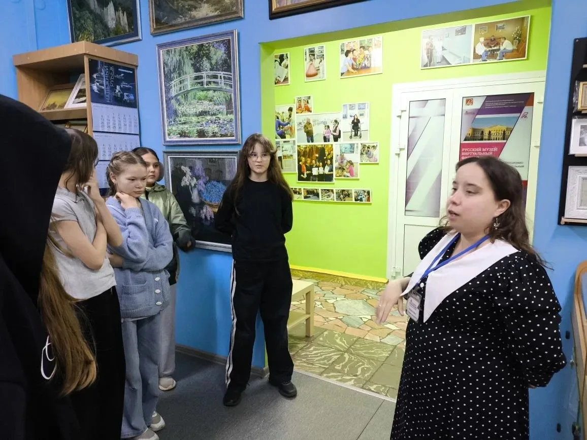 Ученицы группы Основы дизайна посетили персональную выставку Анны Замулы"Камень, смальта и другое". 