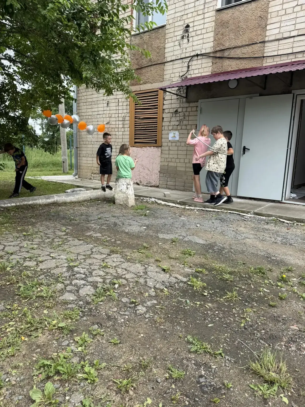 🌟 Сегодня в пришкольном лагере у наших малышей прошёл настоящий пивест! 🗺️⚓️ Дети искали сокровища