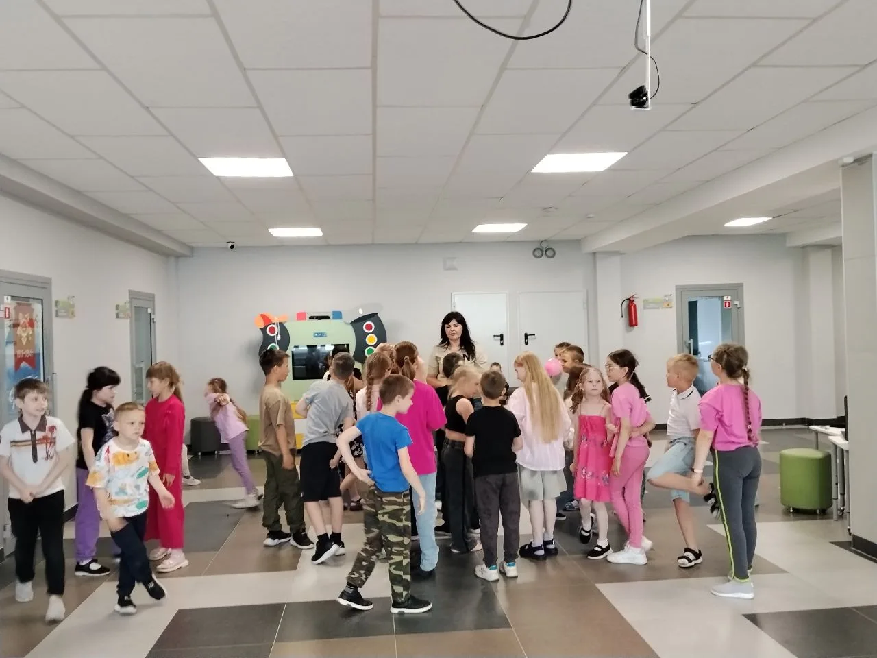 🤝🌟Пятый день лагеря «Радуга» в рамках программы «Орлята России» был посвящён Дню Дружбы.

 🎨✂️С с