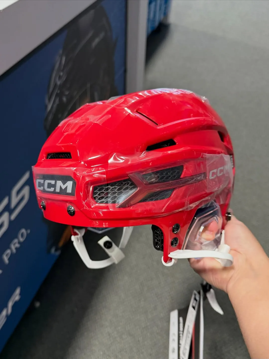 Еще одна любопытная новинка от CCM - шлем Tacks X Pro. В свое время мне довелось покататься в Super 