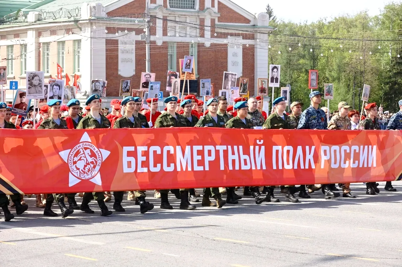 🕊️ По возвращению домой 9 мая в г.Новосибирск, отряд ВПШ «Десант» с гордостью возглавил шествие Бес