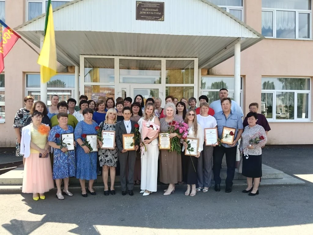 🎉 В районе отметили День социального работника!

Это профессиональный праздник тех, кто помогает лю