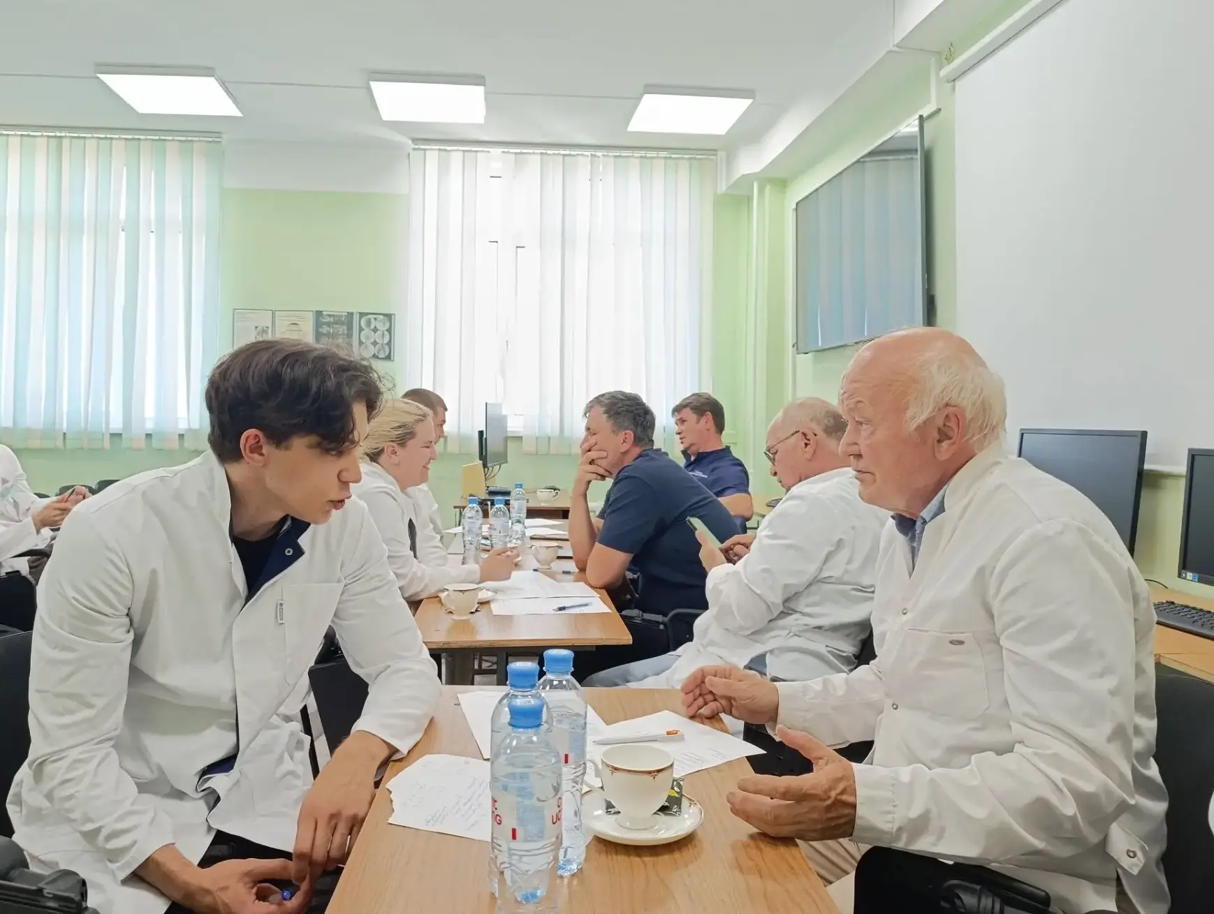 На прошлой неделе 15 ординаторов, без пяти минут хирургов, сдавали экзамен.

Что ж, сразу отмечу: ме