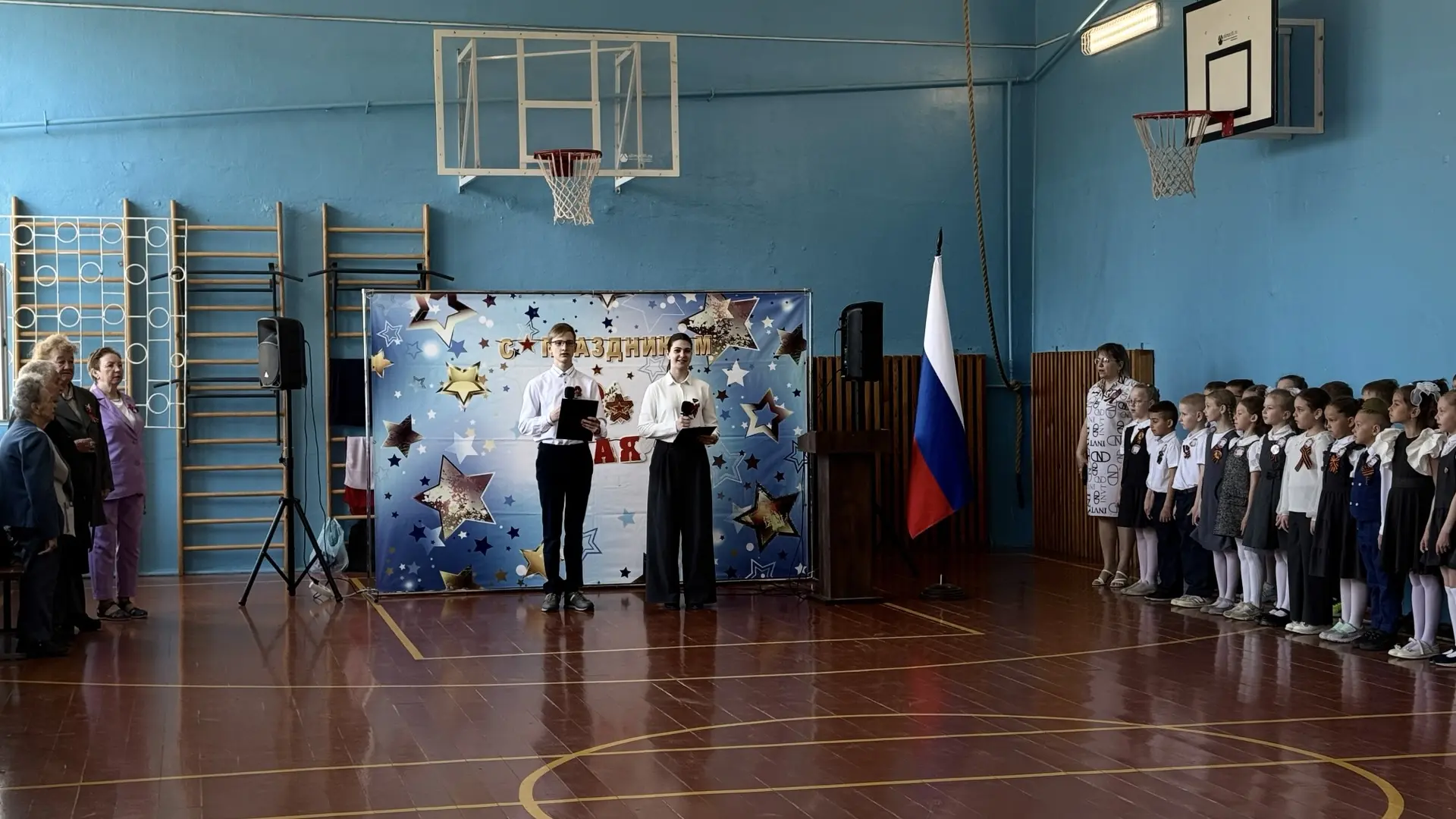 Сегодня в нашей школе прошла торжественная линейка для обучающихся 1-11 классов, приуроченная ко Дню