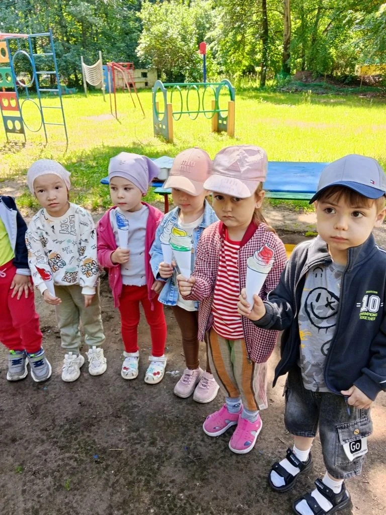 И наши маленькие детки  группы № 4 тоже вспомнили сколько видов мороженого бывает и нарисовали свой 