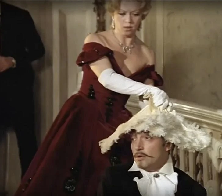 В фильме "СОЛОМЕННАЯ ШЛЯПКА" (1974) очень запоминающимся получился поединок на шпагах между виконтом