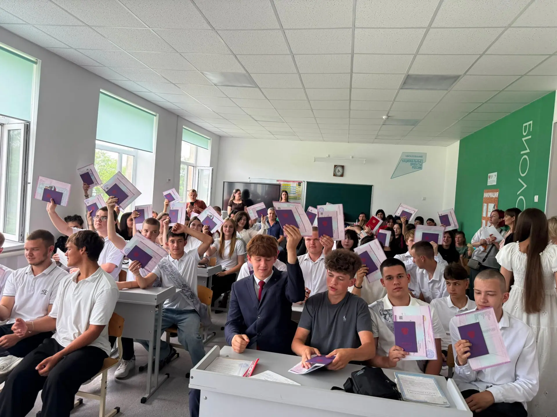 🎓 Дорогие друзья!

Сегодня в нашей школе прошла торжественная церемония вручения аттестатов девятик