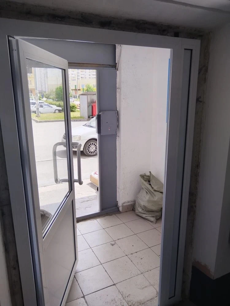Новое - значит лучше! 👀🚪

Братьев Кашириных, 117: в тамбурах первых этажей заменили старые двери н