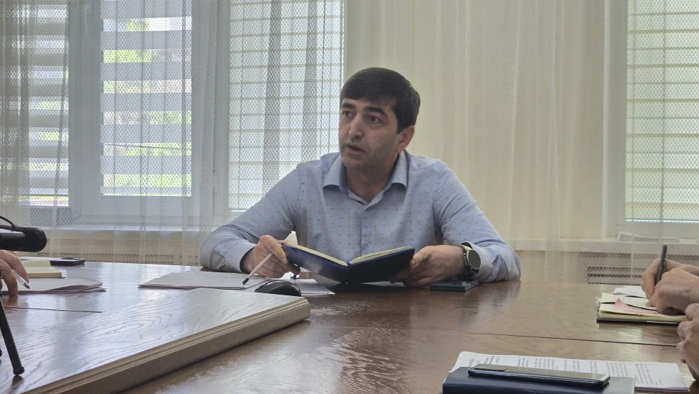 📢 Арсен Гаджиев провёл аппаратное совещание в ГЖИ РД: жёсткий спрос с УК «Родник» и «Альфа-М», итог
