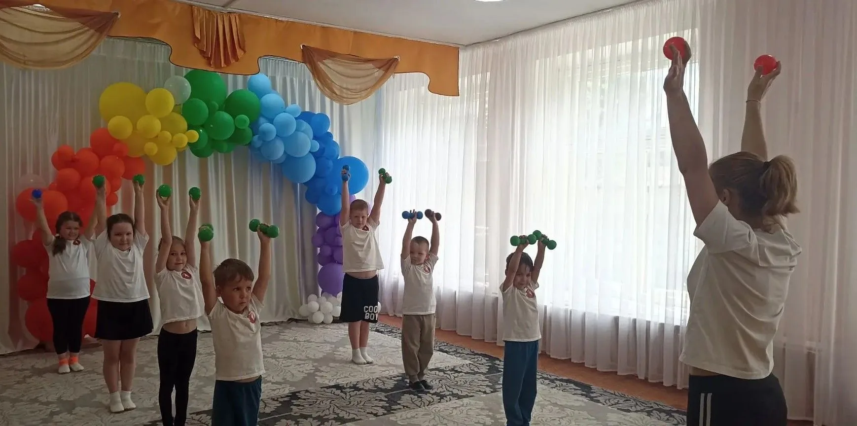 🤸‍♀️ Зарядка со звездой в детском саду «Колокольчик»!
Сегодня утро в нашем детском саду началось по