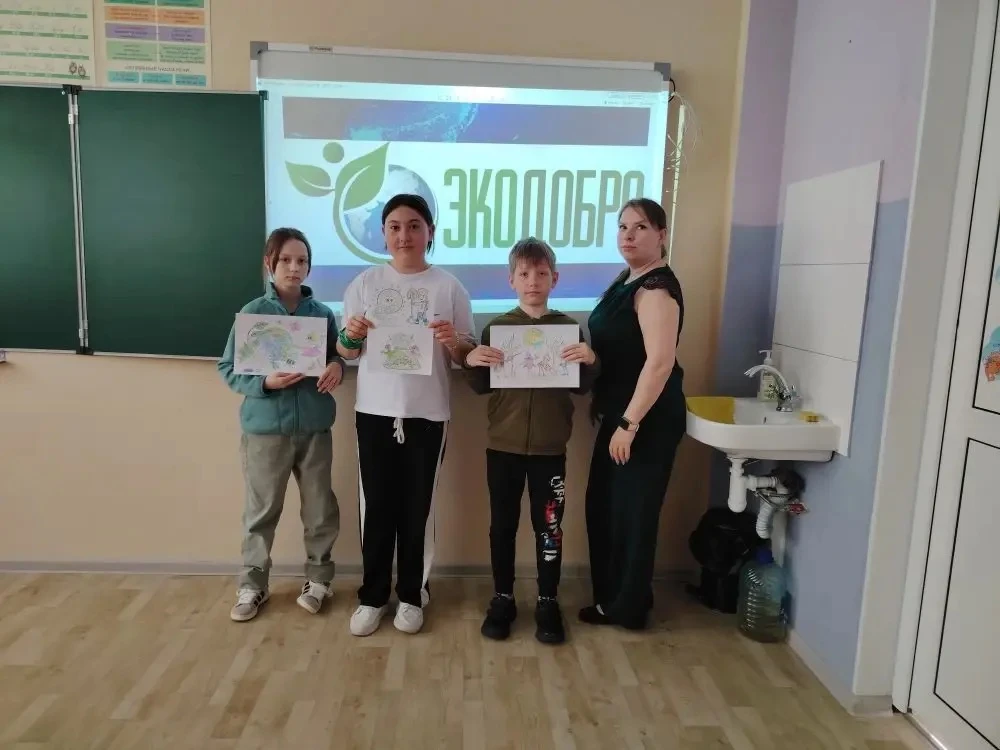 🌿 Юные «Эколята» объединили заботу и талант: рисунки и субботник! 🎨🧹
В нашей школе новый экологич