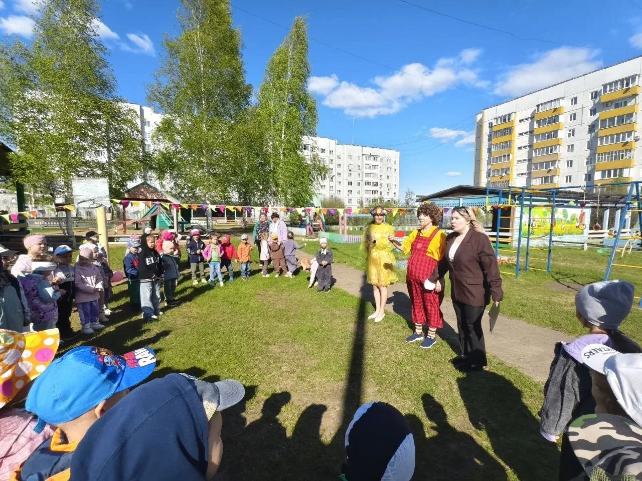 ✨ Много праздников на свете, всех не сосчитать!
Любят взрослые и дети вместе их встречать!
День защи