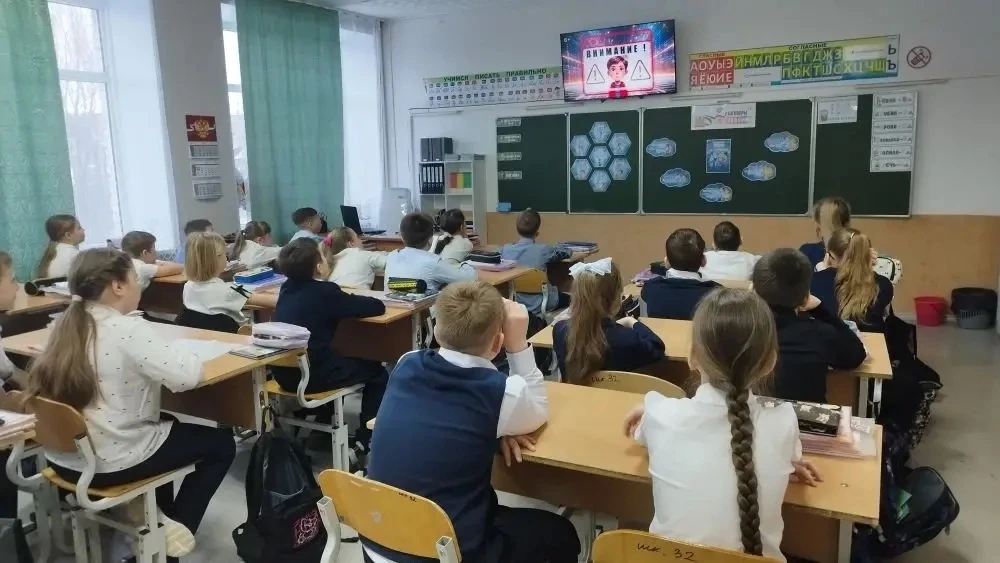 РАЗГОВОР О ВАЖНОМ 🇷🇺

Новая учебная неделя началась с торжественной церемонии – выноса флага Росси