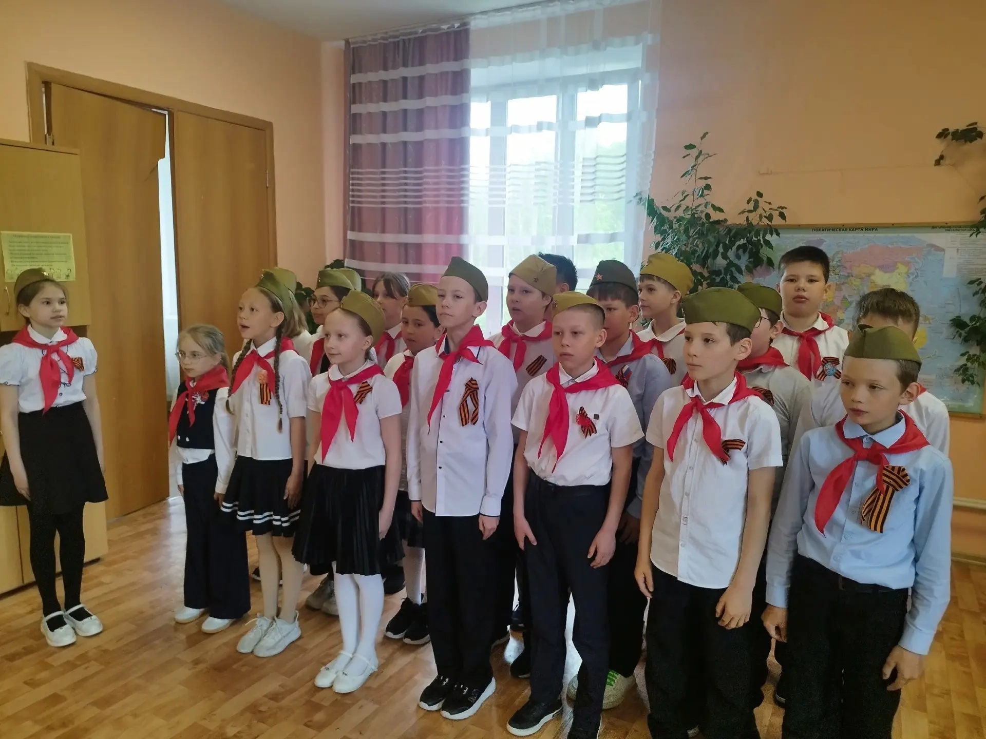 🎖️ Смотр строя и песни в начальной школе: гордость, единство, память! 🎖️

Сегодня в младшей школе 