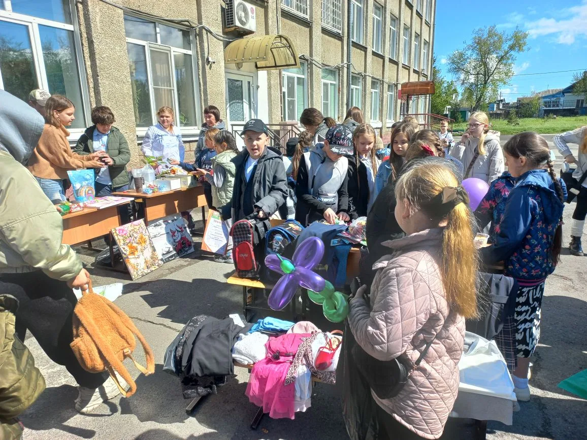 Учебный год завершился общешкольной ярмаркой-продажей, в которой участвовали учителя, ребята и их ро