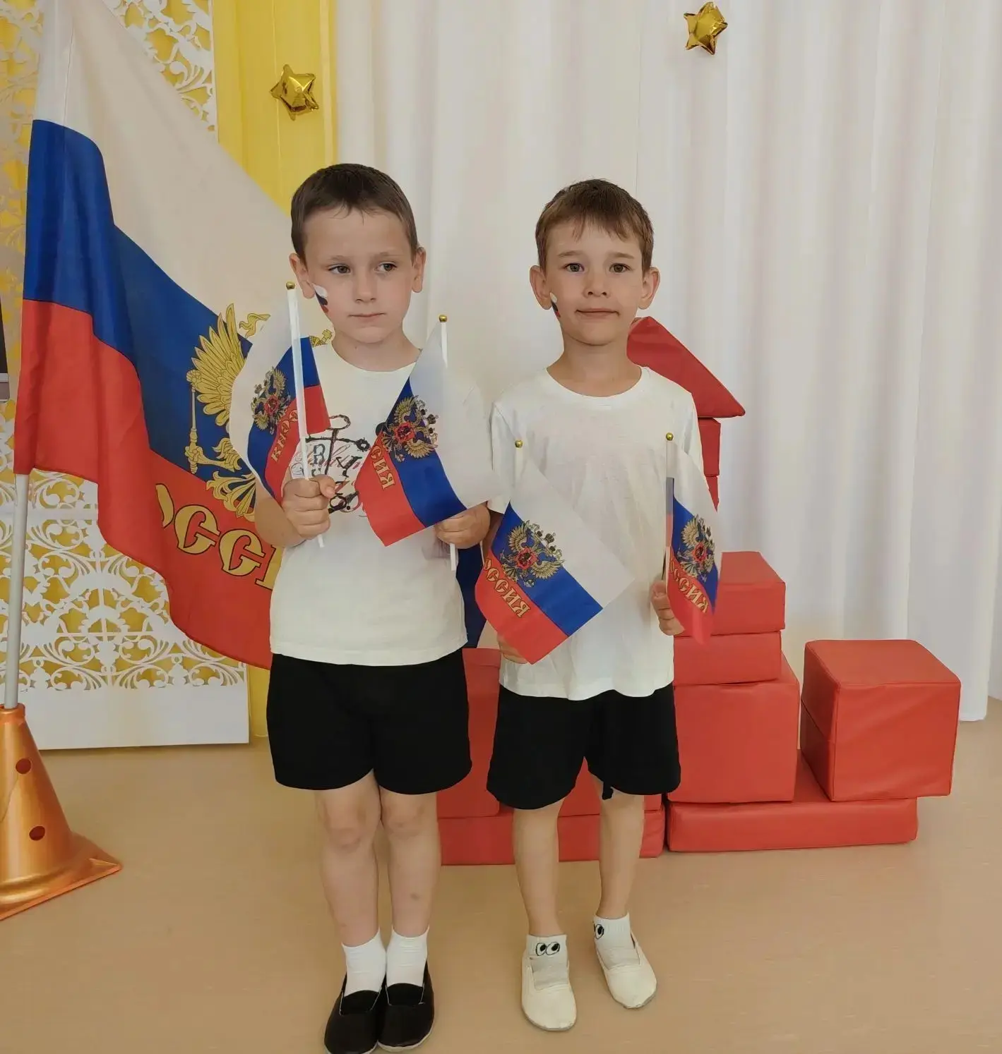 🇷🇺 Зарядились по-российски!
Сегодня у "Волшебников" и Фантазеров" прошла патриотичная зарядка! 🚩
