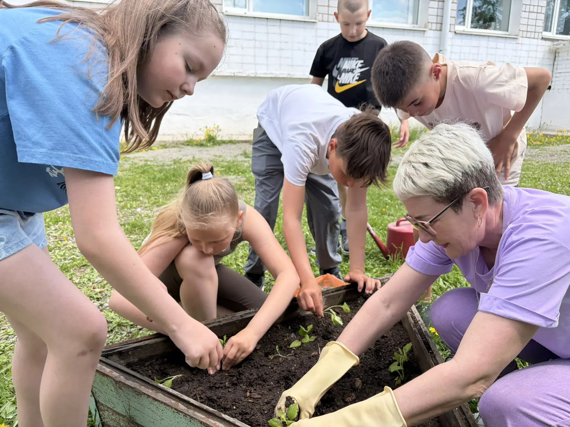 🌿🌸 Мы — команда, мы — Орлята, и даже клумбы мы сажаем дружно! 🌸🌿

📢 В нашей школе стартовала тр