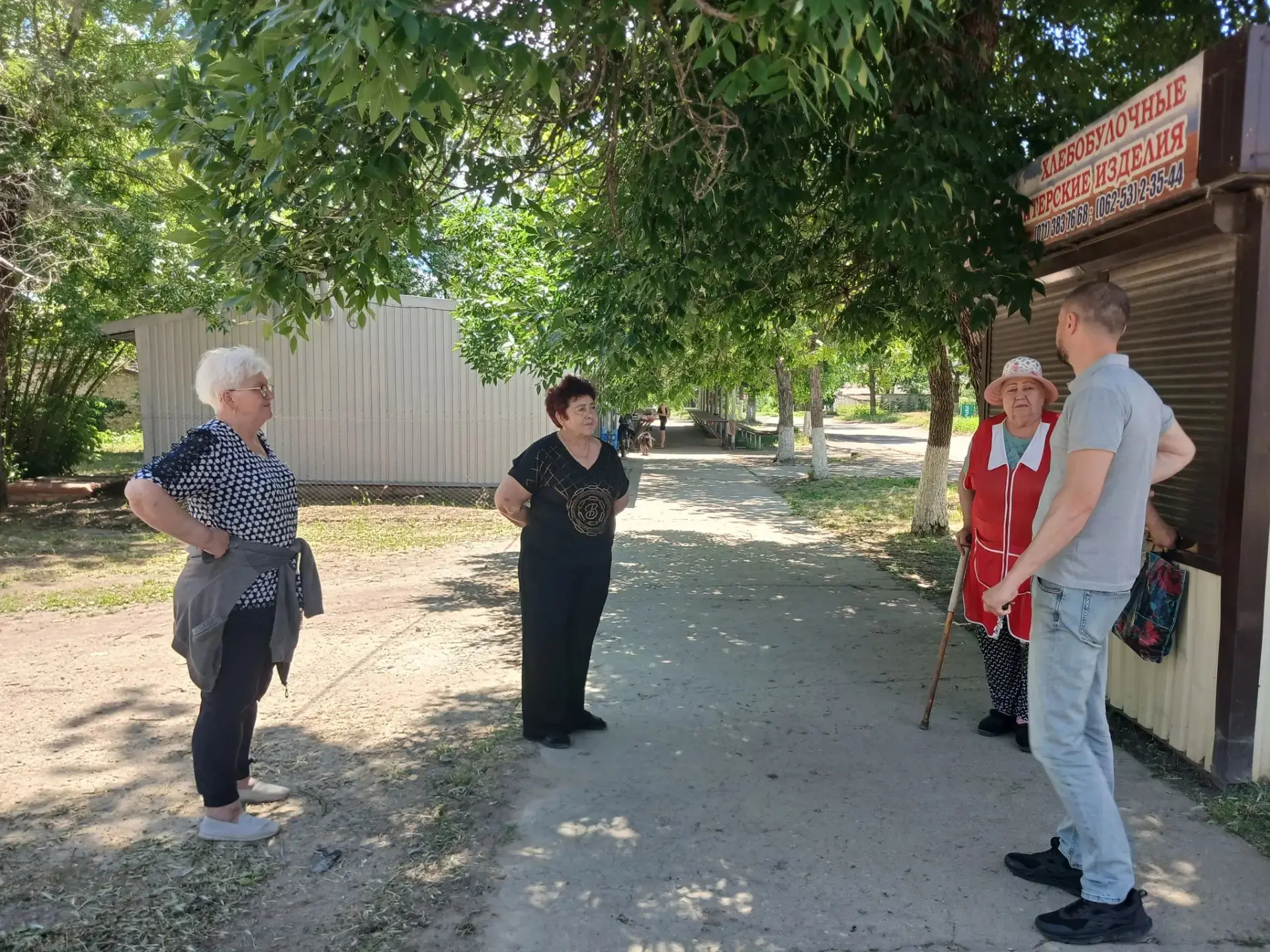 Провёл встречу с жителями пгт Новоамвросиевское, обсудив ряд актуальных вопросов жизни поселка.

Клю